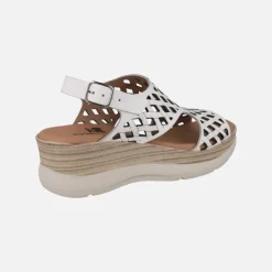 Sandalias de piel troqueladas con plataforma