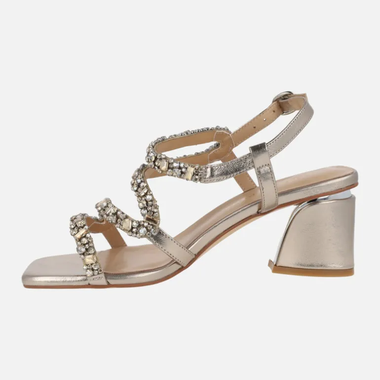 Sandalias de tacón en metalizado bronce con detalle de pedrería