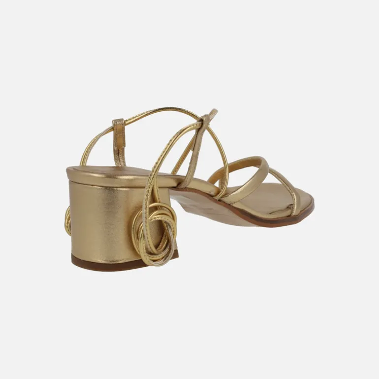 SANDALIAS DE TACÓN GRECIA EN PIEL METALIZADA CON TIRAS Y CINTAS