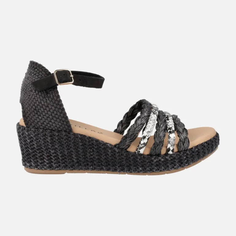 Sandalias de tiras combinadas con pulsera al tobillo y cuña de rafia