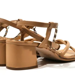 Sandalias de tiras con pulsera y cadena al tobillo