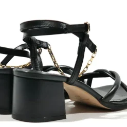 Sandalias de tiras con pulsera y cadena al tobillo