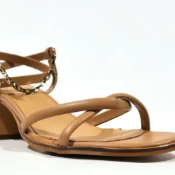 Sandalias de tiras con pulsera y cadena al tobillo