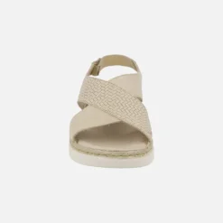 Sandalias en piel beige con efecto trenzado y tira al talón con velcro
