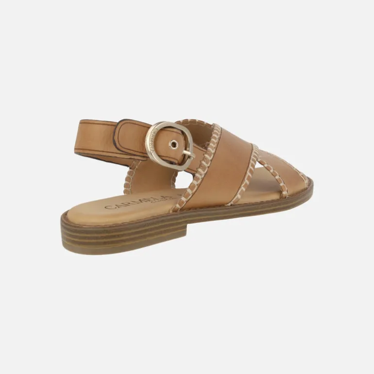 Sandalias en piel camel con tiras cruzadas y pespuntes