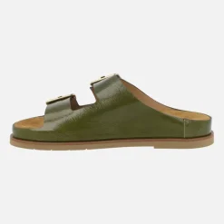 Sandalias en piel charol con cierre de hebillas