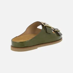 Sandalias en piel charol con cierre de hebillas