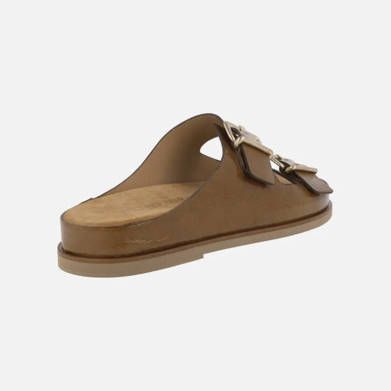 Sandalias en piel charol con cierre de hebillas