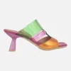 Sandalias estilo mules combinadas en piel y vinilo