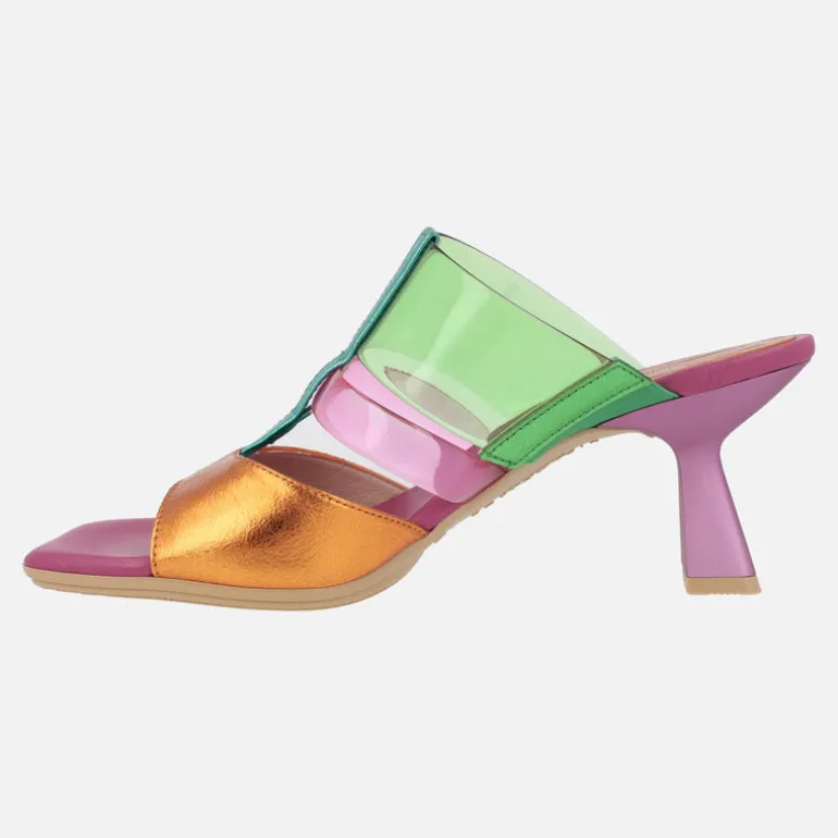 Sandalias estilo mules combinadas en piel y vinilo