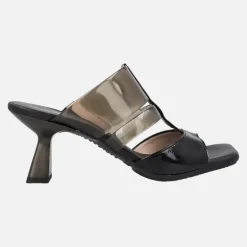 Sandalias estilo mules combinadas en piel y vinilo