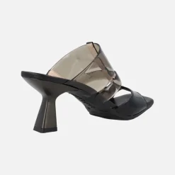 Sandalias estilo mules combinadas en piel y vinilo