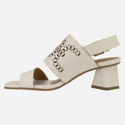 Sandalias Manarola en piel hielo con troquelado y tacones geométricos