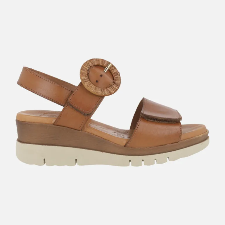 Sandalias marrones de piel con hebilla decorativa de rafia