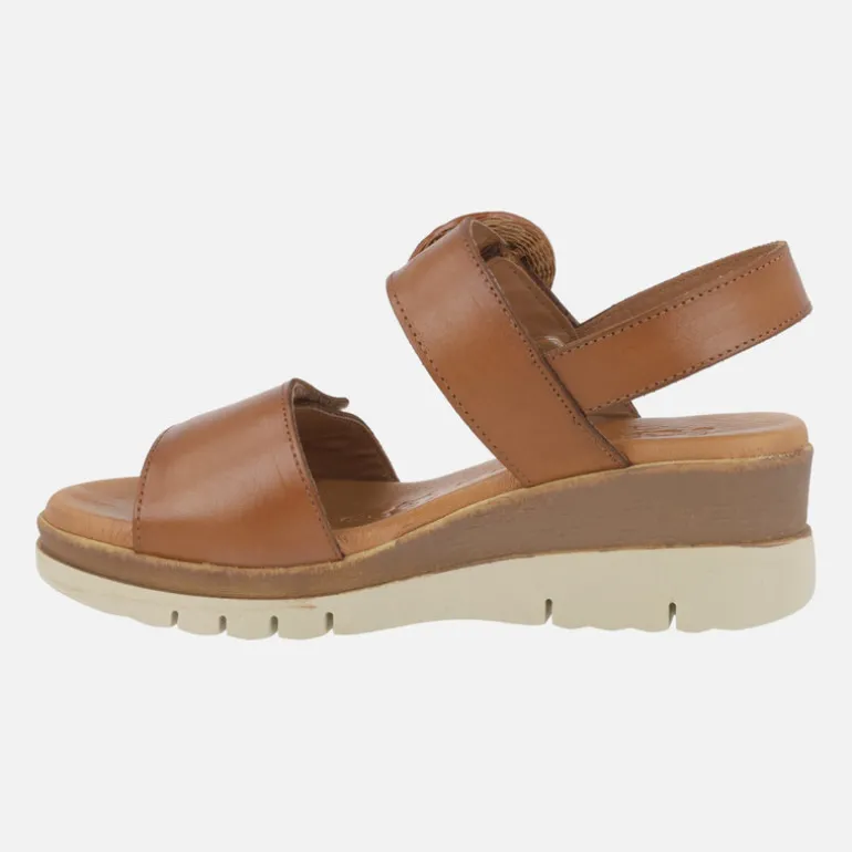 Sandalias marrones de piel con hebilla decorativa de rafia