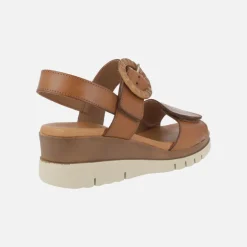 Sandalias marrones de piel con hebilla decorativa de rafia
