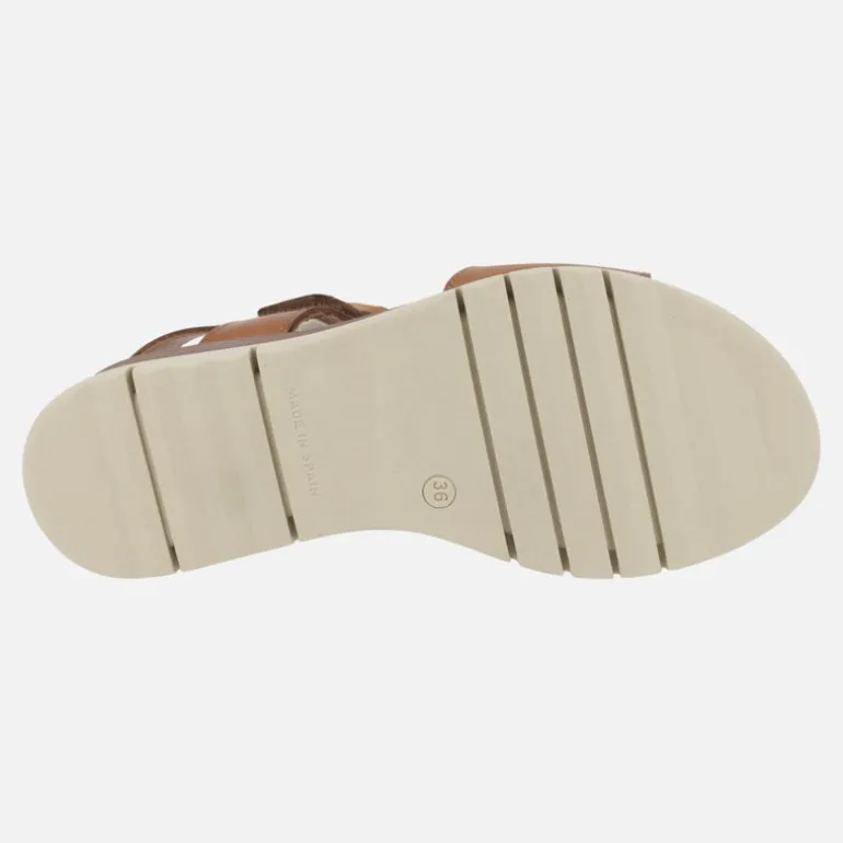 Sandalias marrones de piel con hebilla decorativa de rafia
