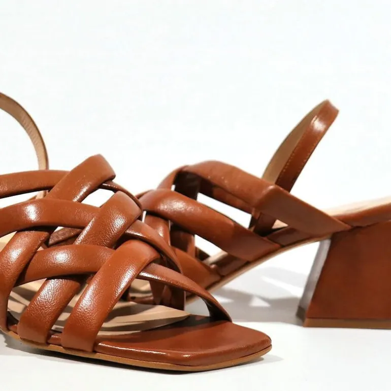 Sandalias marrones Primavera con tiras entrelazadas