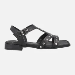 Sandalias negras de piel grabada con tachas metálicas plateadas