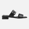 Sandalias negras de piel con tachas y cierre de velcro