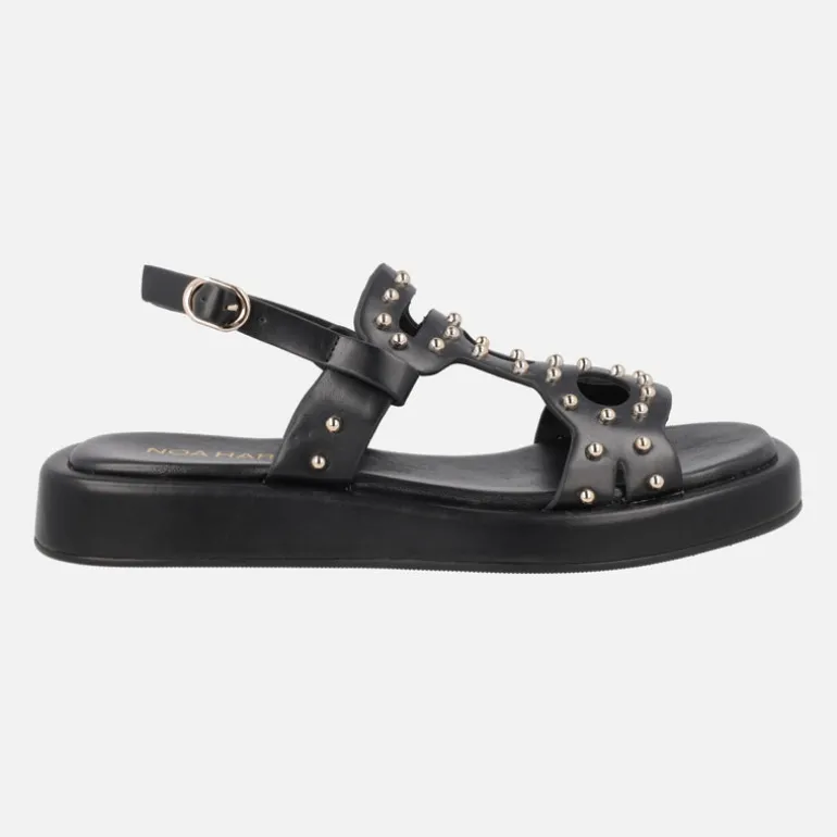 Sandalias negras de piel con tachas metálicas doradas