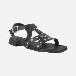 Sandalias negras de piel grabada con tachas metálicas plateadas