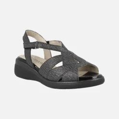 Sandalias negras de piel grabada con cierre de velcro
