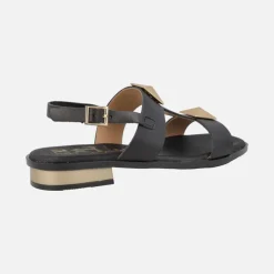 Sandalias negras de piel con adornos y detalles en color oro