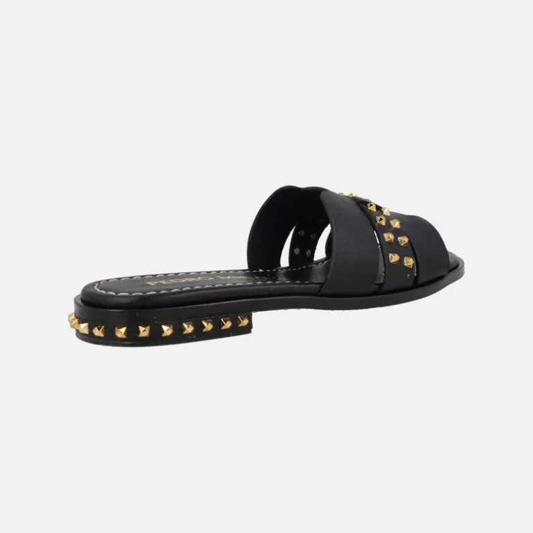 Sandalias negras de piel con remaches metálicos dorados