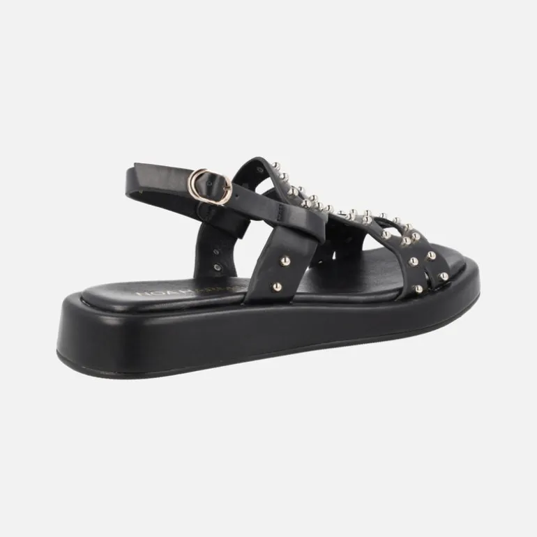 Sandalias negras de piel con tachas metálicas doradas