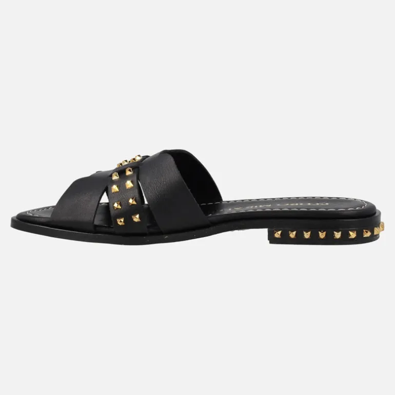 Sandalias negras de piel con remaches metálicos dorados
