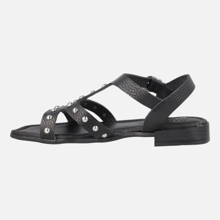 Sandalias negras de piel grabada con tachas metálicas plateadas