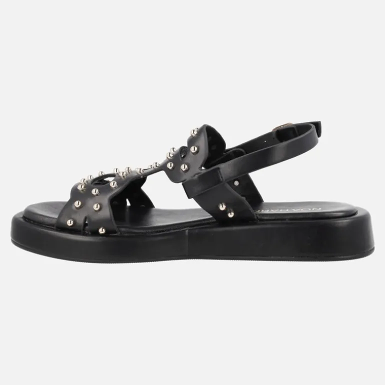 Sandalias negras de piel con tachas metálicas doradas