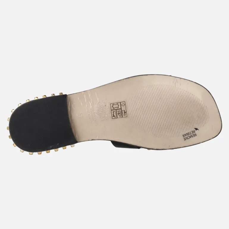 Sandalias negras de piel con remaches metálicos dorados