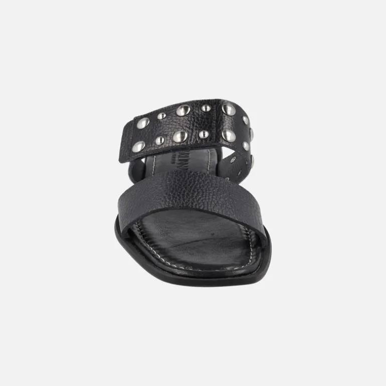 Sandalias negras de piel con tachas y cierre de velcro