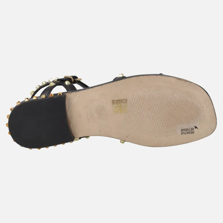 Sandalias negras de piel planas con detalle de remaches dorados