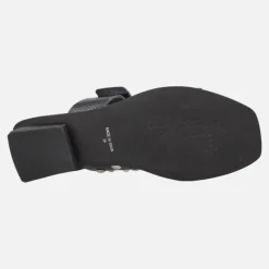 Sandalias negras de piel con tachas y cierre de velcro