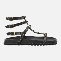 Sandalias negras estilo romanas con triple pulsera al tobillo
