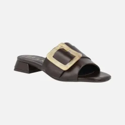 Sandalias pala en marrón oscuro con hebilla nacarada