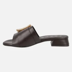 Sandalias pala en marrón oscuro con hebilla nacarada