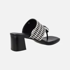 Sandalias para mujer en combinado rafia blanco y negro con adorno de piedra