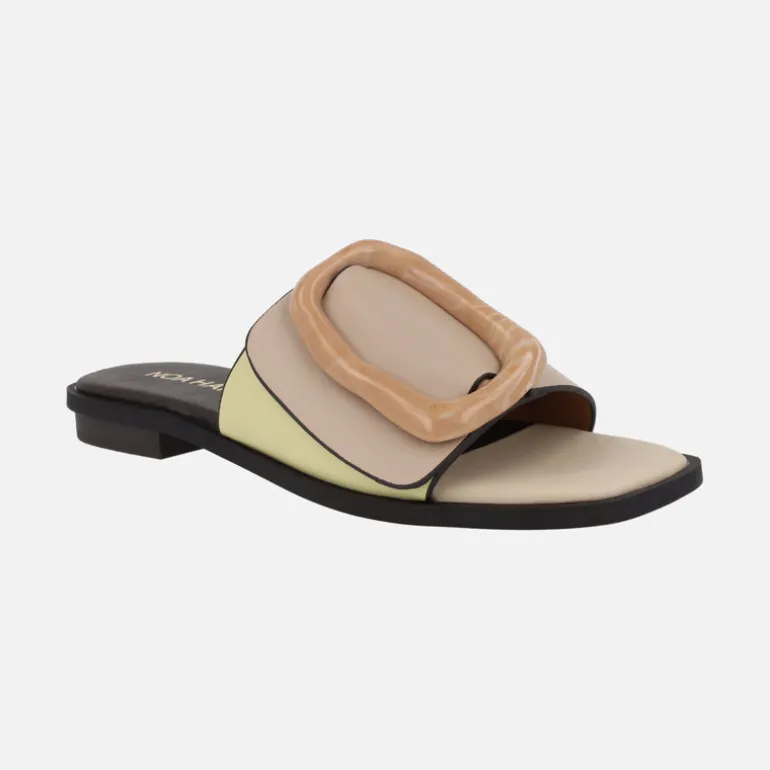 Sandalias planas con maxi hebilla en combinado beige y amarillo