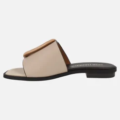 Sandalias planas con maxi hebilla en combinado beige y amarillo