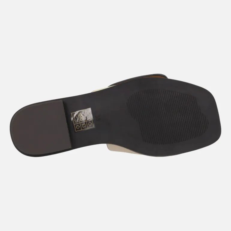 Sandalias planas con maxi hebilla en combinado beige y amarillo