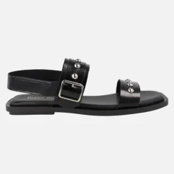 Sandalias planas de piel negra con hebilla y tachas plateadas