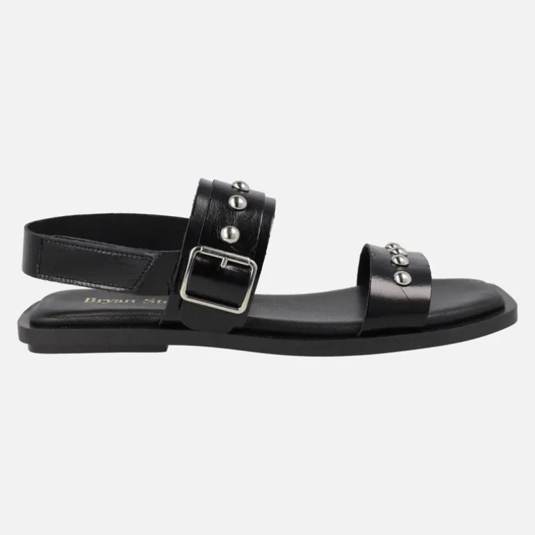 Sandalias planas de piel negra con hebilla y tachas plateadas