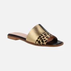 Sandalias planas de piel combinadas con animal print