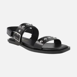Sandalias planas de piel negra con hebilla y tachas plateadas