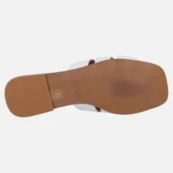 Sandalias planas de piel con adorno dorado
