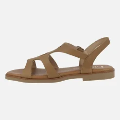 Sandalias planas de piel en camel con cierre de hebilla